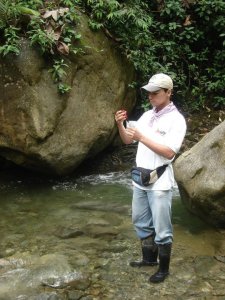 Tomando Muestras de Agua en Páramos alto andinos de Colombia
